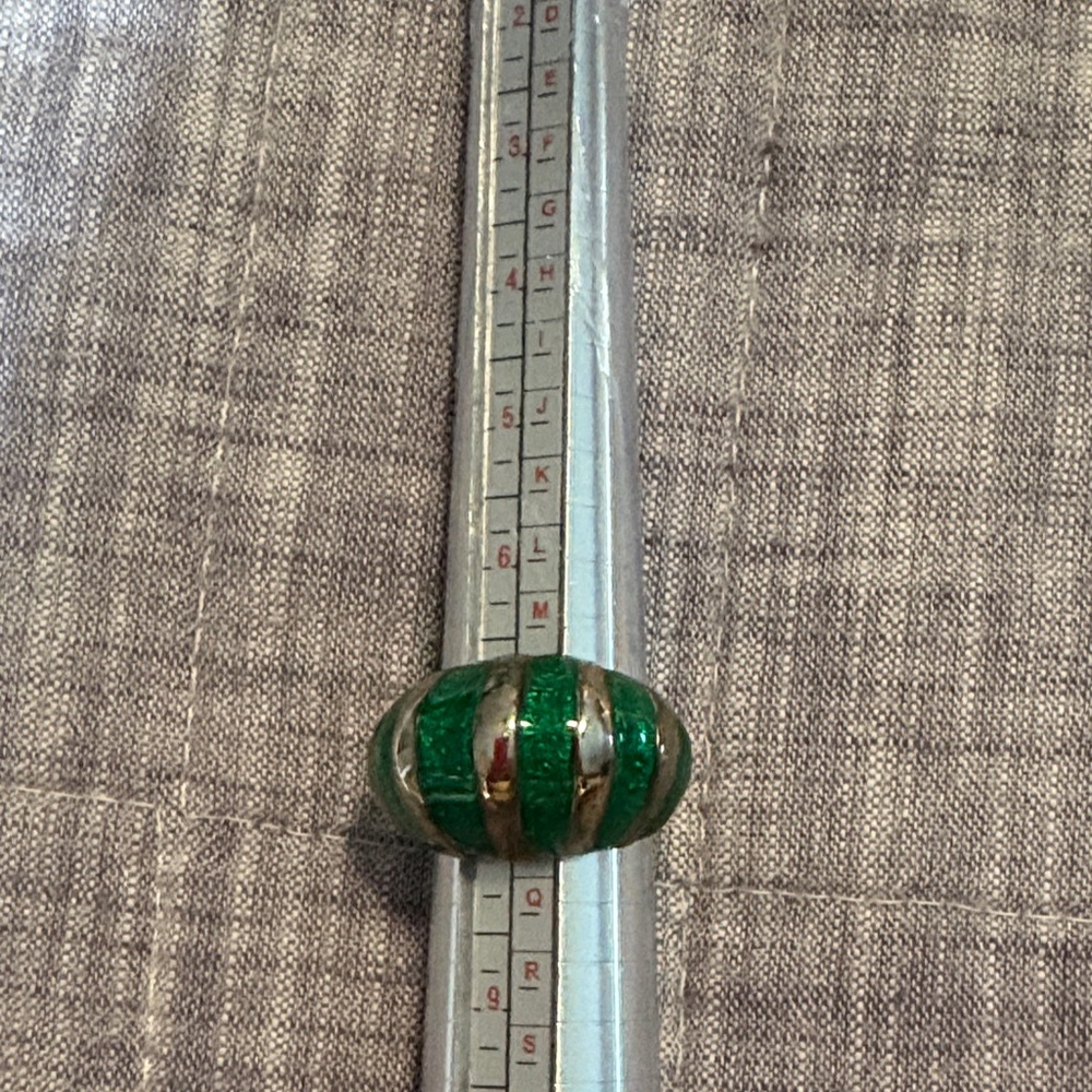 Elegant Green and Silver Women's Ring
